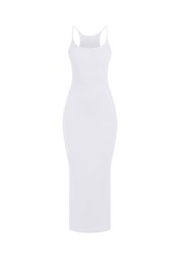 Robe moulante blanche sans manches avec fines bretelles et encolure arrondie, ajustée aux hanches et s'étendant jusqu'au milieu du mollet.