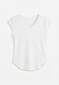 Λευκό γυναικείο τοπ με κοντά μανίκια, V-λαιμόκοψη και ριμπ ύφασμα, με καμπυλωτή ραφή στο κάτω μέρος, τοποθετημένο επίπεδα σε λευκό φόντο.