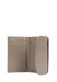 Portafoglio in pelle beige chiaro con multiple fessure per carte e design con pattina pieghevole. Caratterizzato da una texture liscia e logo impresso a rilievo.