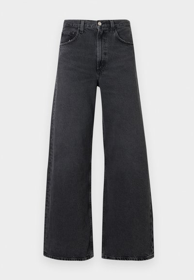 Μαύρα τζιν με φαρδύ πόδι από denim, με ψηλή μέση, κούμπωμα με κουμπιά και σχεδιασμό με πέντε τσέπες. Διακριτικές αποχρώσεις φθοράς και ντεγκραντέ λεπτ�ομέρειες.