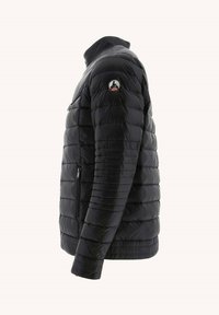 Giacca imbottita nera con colletto alto, tasche con zip e logo distintivo sulla manica sinistra. Presenta una texture trapuntata.