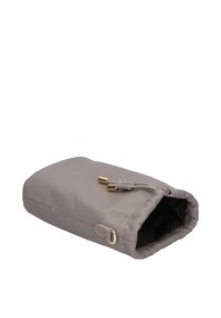 Borsa in pelle grigia con parte superiore arrotondata, apertura arricciata e dettagli in metallo dorato. Texture liscia e forma rettangolare semplice.