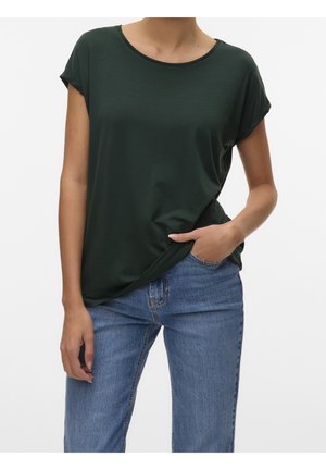 Mörkgrön kortärmad topp med rund halsringning och mjuk textur, kombinerad med blå denimjeans. Toppen har en avslappnad passform och uppvikta ärmar.