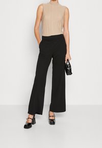 Vero Moda Tygbyxor - black