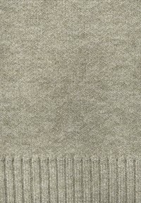Hellgrauer gestrickter Stoff mit einer strukturierten Oberfläche, der am unteren Ende einen gerippten Saum aufweist und ein weiches und gemütliches Erscheinungsbild verleiht.