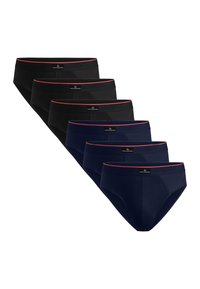 Fünfermodell von Slips in Schwarz und Marineblau. Hergestellt aus weichem Stoff, mit einem kontrastierenden roten Bund und einem Markenschild auf der Vorderseite.