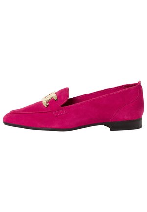 Mocassin en daim rose avec un orteil pointu, détail en métal doré sur le devant, semelle noire plate et texture lisse.