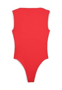 Body rosso senza maniche con collo alto, copertura minima sul retro e tessuto morbido e elasticizzato. Nessun motivo visibile o accessori.