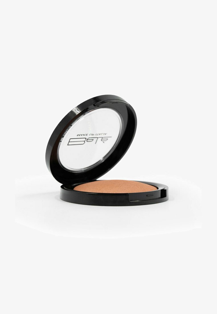 Polvere compatta in una custodia nera con coperchio trasparente. Polvere marrone visibile all'interno, texture liscia, forma rotonda e design minimalista.