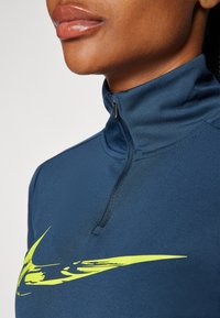 Nike Performance Top dugih rukava - armory navy/bright cactus