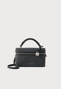 Zwarte handtas met patroon, voorzien van een bovenhandvat, zilverkleurige hardware, ritssluiting en afneembare schouderriem; het materiaal lijkt op getextureerde stof.