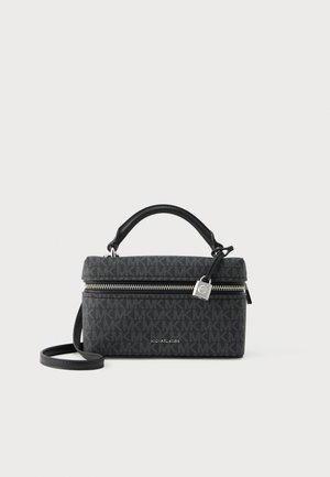 Sac à main noir à motifs avec une poignée supérieure, des ferrures argentées, une fermeture éclair et une bandoulière détachable ; le matériau ressemble à un tissu texturé.