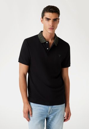 Polo negru cu un guler verde cu model, plachetă cu trei nasturi și un accent cu logo pe piept. Design ajustat, cu mânecă scurtă.