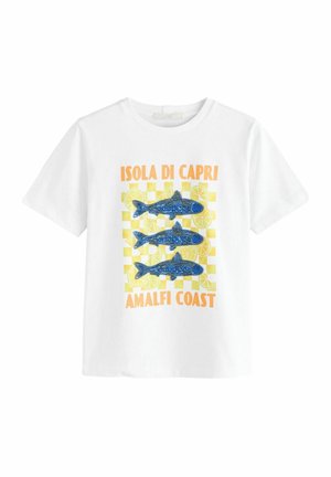 Camiseta blanca de manga corta con peces azules sobre rodajas de limón amarillas y texto "Isola di Capri Amalfi Coast" en naranja.