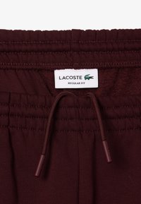 Bordeaux elastische tailleband joggingbroek met trekkoord, voorzien van een Lacoste logo label en een zachte textuur. Regelmatige pasvorm.