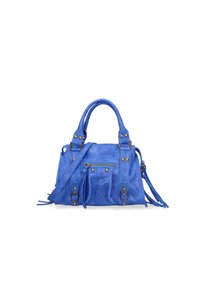 Borsa a mano blu in nabuk con doppio manico, tracolla staccabile, tasca frontale con zip e dettagli in metallo. Presenta frange sui lati.