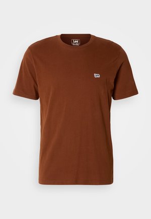 T-shirt in cotone marrone con maniche corte, collo a giro e un piccolo logo bianco "Lee" sul lato sinistro del petto. Tessuto liscio, design casual.