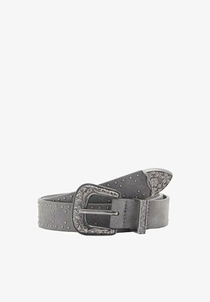 Ceinture en daim gris avec boucle en métal argenté embossée, clous décoratifs le long de la ceinture et un bout de boucle au design complexe.