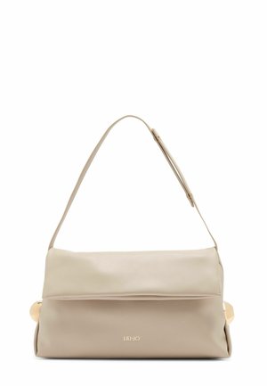Borsa beige con una consistenza liscia, pattina pieghevole e tracolla regolabile. Logo in tono oro sul davanti e accenti arrotondati ai lati.
