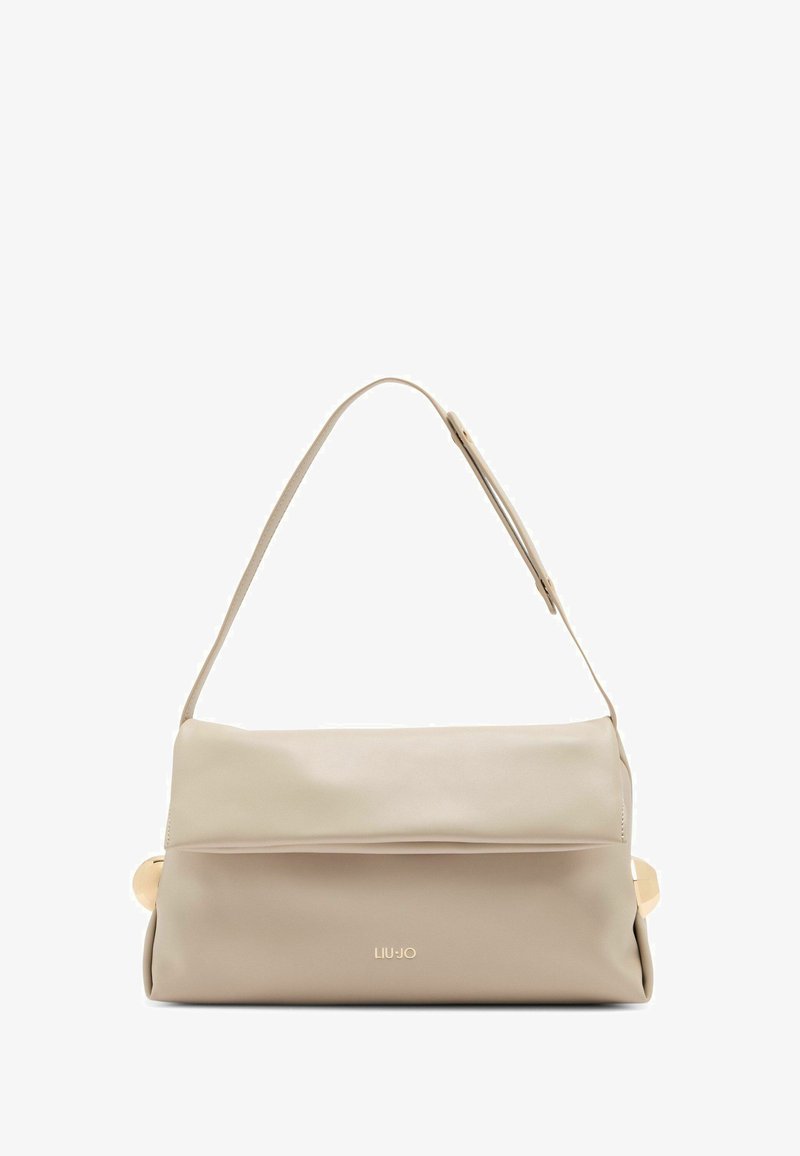 Borsa beige con una consistenza liscia, pattina pieghevole e tracolla regolabile. Logo in tono oro sul davanti e accenti arrotondati ai lati.