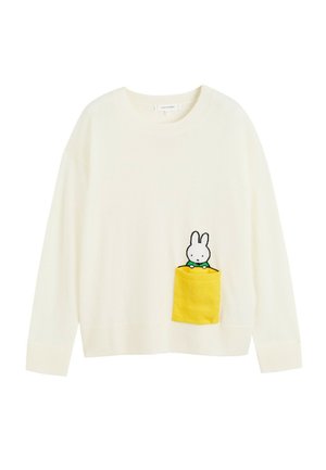 Cremefarbener Pullover mit Rundhalsausschnitt und langen Ärmeln. Verfügt über eine gelbe Tasche mit einem Design eines Cartoon-Hasen, der hervorschaut.