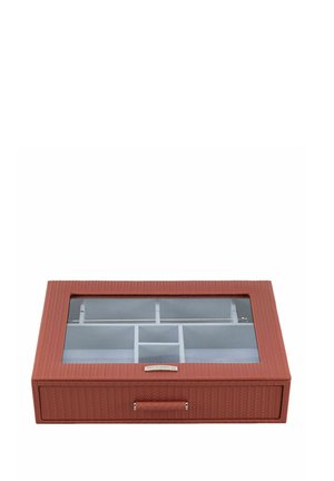 Boîte à bijoux rectangulaire brun rougeâtre avec un dessus en verre, plusieurs compartiments internes et un tiroir avant avec une poignée.