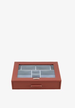 Boîte à bijoux rectangulaire brun rougeâtre avec un dessus en verre, plusieurs compartiments internes et un tiroir avant avec une poignée.