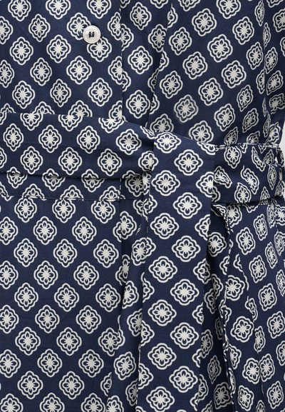 Υφασμα ναυτικό μπλε με λευκό γεωμετρικό ανθικό μοτίβο, με ένα κουμπί και μια δεμένη ζώνη στη μέση.