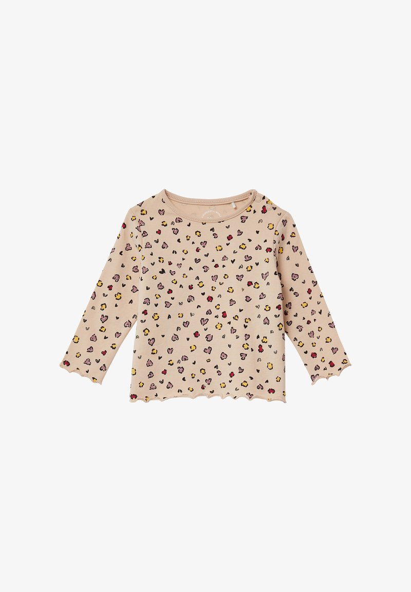 Beige peuter-shirt met lange mouwen, afgewerkt met geschulpte randjes en een multicolor hart- en bloemenpatroon, voorzien van twee drukknoopjes op de schouder.