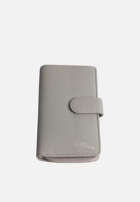 Portafoglio in pelle grigia con una texture liscia, angoli arrotondati, chiusura magnetica e logo del marchio impresso nell'angolo in basso a destra.