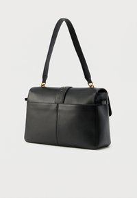 Μαύρη δερμάτινη τσάντα ώμου με δομημένο σχέδιο, αποσπώμενο λουρί και εξαρτήματα σε χρυσό τόνο. Διαθέτει λεία υφή και μινιμαλιστικές λεπτομέρειες.