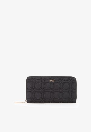Cartera negra con cremallera alrededor, con patrón geométrico y floral en relieve, pequeño logo en tono dorado y tirador de cremallera dorado.