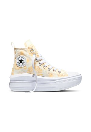 Weißer High-Top Converse-Sneaker mit gelben Sonnenstrahl-Mustern, weißen Schnürsenkeln, dicker weißer Sohle und Converse All Star-Logo am Knöchel.