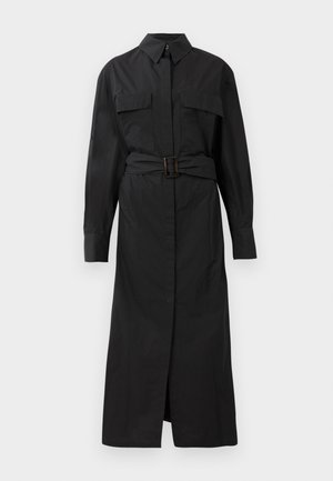 Schwarzes Langarmhemdkleid mit Kragen, zwei Brusttaschen, Vorderknöpfen und einem passenden Gürtel mit rechteckiger Schnalle.