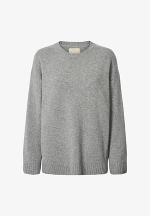 Sivi pleteni pulover z okrolim izrezom, spuščenimi rameni in rebrastim robom. Mehka tekstura z enakomernim vzorcem in brez vidnih dodatkov.