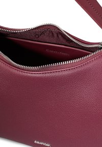 Calvin Klein REFINE SHOULDER BAG - Torbica - oxblood