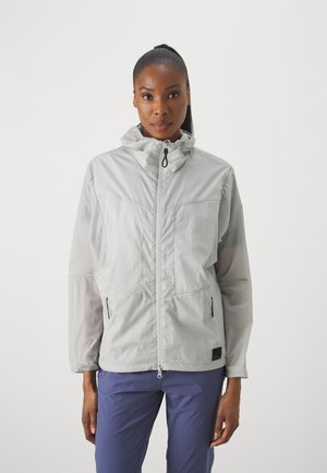 Lichtgrijze hooded jas met een ritssluiting aan de voorkant, mesh panels op de mouwen en twee zijzakken. Voorzien van een verstelbare capuchon met trekkoord.