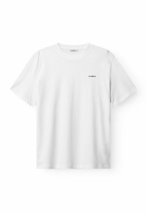 Hvid t-shirt i bomuld med rund halsudskæring og korte ærmer. Har et lille sort "GABBA"-logo på venstre bryst. Glat tekstur.