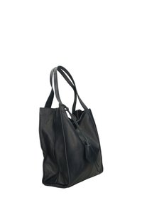 Zwarte leren totebag met een getextureerd oppervlak, twee lange hengsels en een ritssluiting. Voorzien van een accentlabel aan de voorkant.