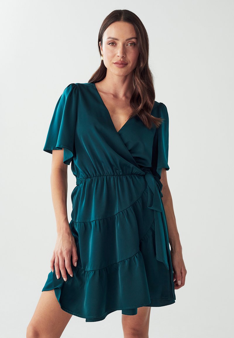 Türkise Wickelkleid aus glattem Stoff mit kurzen, flatternden Ärmeln, gestuften Rüschendesign, verstellbarem Taillengürtel und Saum über dem Knie.