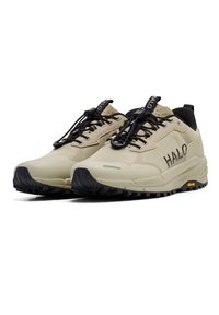 Laufschuhe in hellem Beige mit schwarzen Akzenten. Verfügt über ein strukturiertes Obermaterial, Schnürverschluss und robuste schwarze Sohle. "HALO" auf der Seite gedruckt.