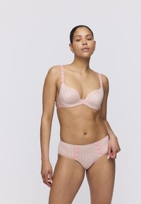 Roze lingerieset met een geruit patroon. Beha heeft bloemaccenten op de banden; bijpassende slipjes met vergelijkbare bloemdetails aan de zijkanten.