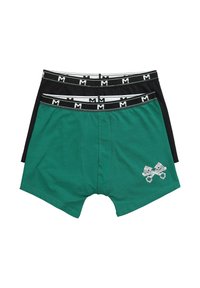 Dvě pánské boxerky: jedny zelené s bílým grafickým designem a jedny černé. Obě mají elastické pásky v kontrastní barvě s logem.
