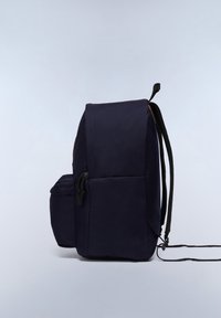 Marinblå ryggsäck med en rundad silhuett, tygtextur, sidoficka med dragsnöre och justerbara svarta remmar. Enkelt design, utan mönster.