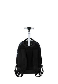 Mochila rodante negra con asa retráctil, correas acolchadas, respaldo texturizado y acentos con diseño. Cuenta con dos ruedas para facilitar el transporte.