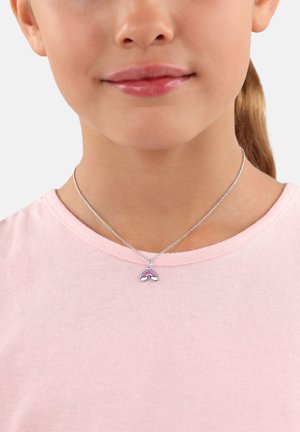 Zilveren ketting met een regenboog hanger in roze, paars en witte kleuren, gedragen over een lichtroze shirt.
