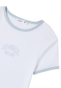 Maglietta bianca con scollatura e orli delle maniche in blu chiaro a coste. Presenta il testo "LOS ANGELES MALIBÚ" in un carattere morbido.