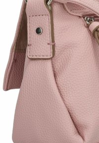 Bolso de mano de cuero rosa con una superficie texturizada, con una correa cosida y acentos de hardware plateado. Diseño compacto con un acabado suave.