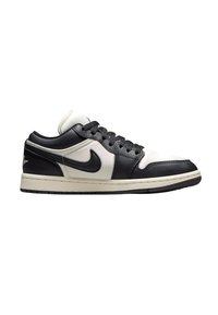 Låg sneakers med en svart läderöverdel, vita läderdetaljer och en ljuskrämsfärgad mellansula; har en texturerad svart yttersula och svarta snören.