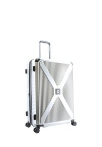 Silberner Hartschalenkoffer mit gerippter Textur, X-Muster-Design, ausziehbarem Griff und vier schwarzen Rädern für Mobilität.